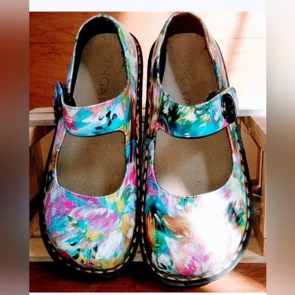 MULTI COLOR INGARO CLOGS SIZE 7 - Picture 2 of 4